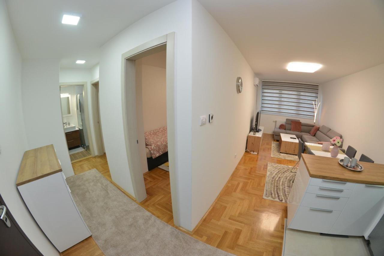 Apartment 54 City Center - Free Private Garage Újvidék Kültér fotó