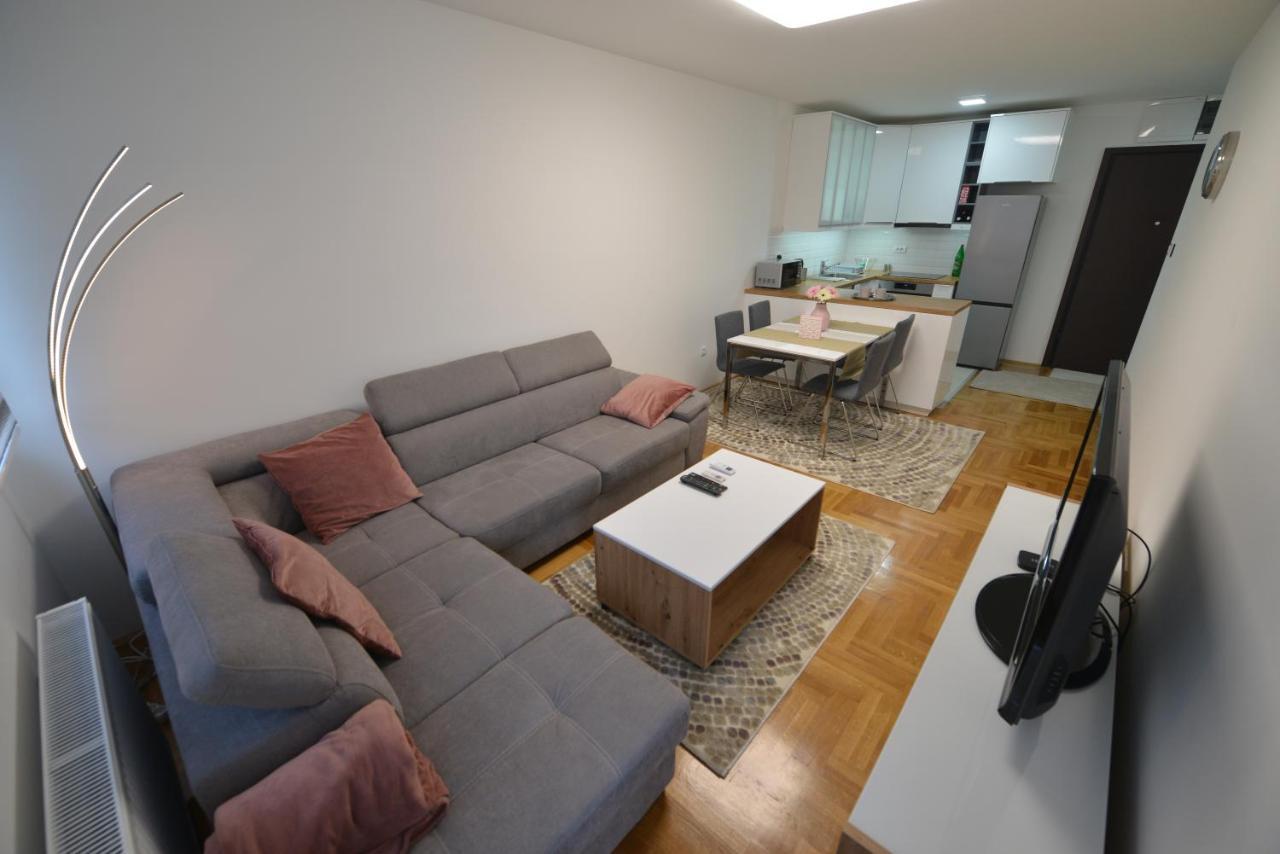 Apartment 54 City Center - Free Private Garage Újvidék Kültér fotó