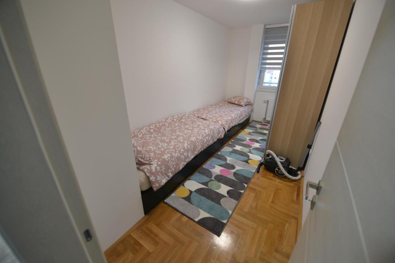 Apartment 54 City Center - Free Private Garage Újvidék Kültér fotó