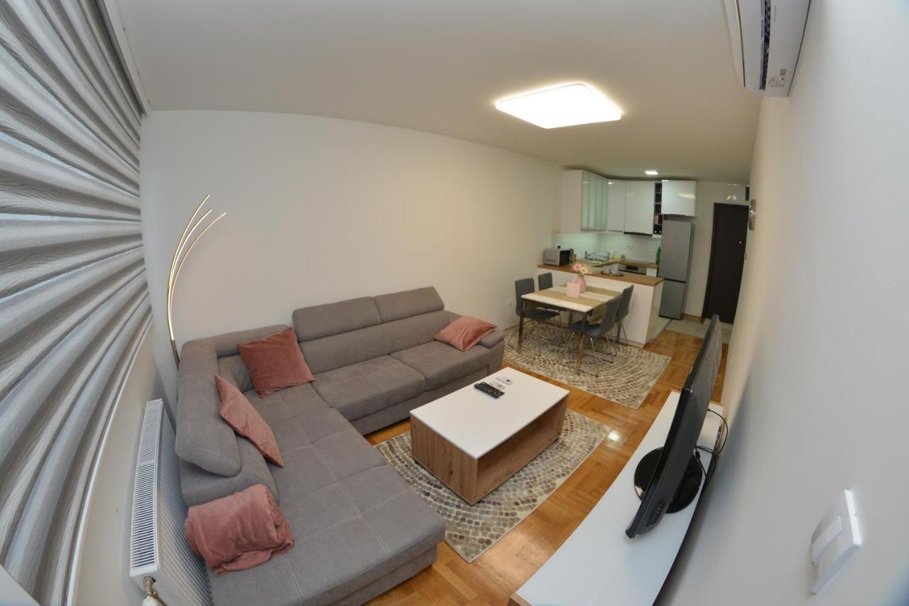 Apartment 54 City Center - Free Private Garage Újvidék Kültér fotó